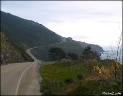 veien kan v&aelig;re svingete med bakker